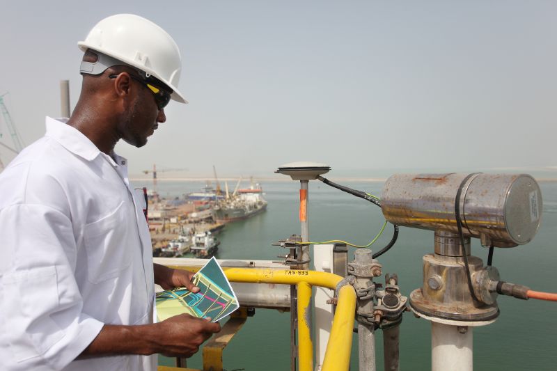 quantity-surveyor-man-white-hat-yellow-pipe-min