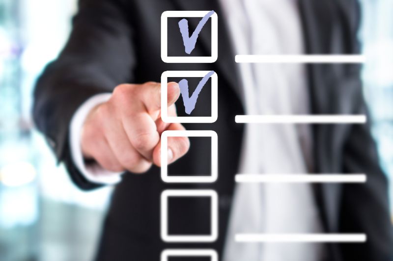 quantity-surveyor-hands-check-list