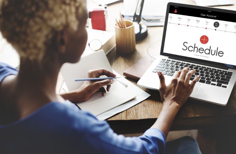 quantity-surveyor-woman-laptop-schedule